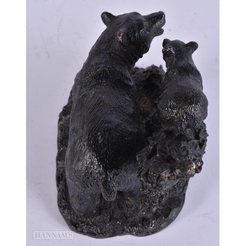 902 - A CONTINENTAL BRONZE BEAR AND CUB. 11 cm x 11 cm.