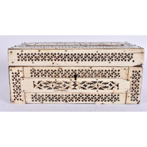 907 - AN EARLY 19TH CENTURY CONTINENTAL PRISONER OF WAR BONE CASKET. 21 cm x 11 cm.