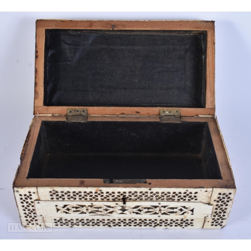 907 - AN EARLY 19TH CENTURY CONTINENTAL PRISONER OF WAR BONE CASKET. 21 cm x 11 cm.