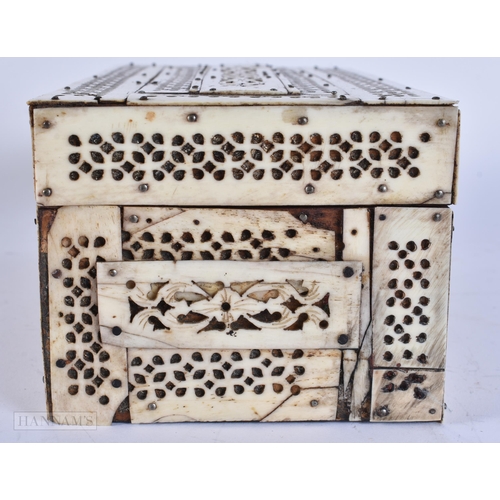 907 - AN EARLY 19TH CENTURY CONTINENTAL PRISONER OF WAR BONE CASKET. 21 cm x 11 cm.