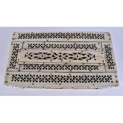 907 - AN EARLY 19TH CENTURY CONTINENTAL PRISONER OF WAR BONE CASKET. 21 cm x 11 cm.
