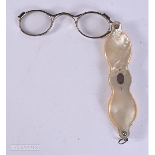 910 - A PAIR OF ANTIQUE MOTHER OF PEARL LORGNETTES. 16 cm extended.
