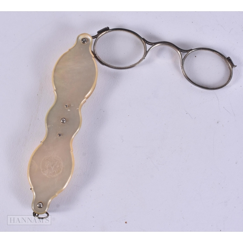 910 - A PAIR OF ANTIQUE MOTHER OF PEARL LORGNETTES. 16 cm extended.
