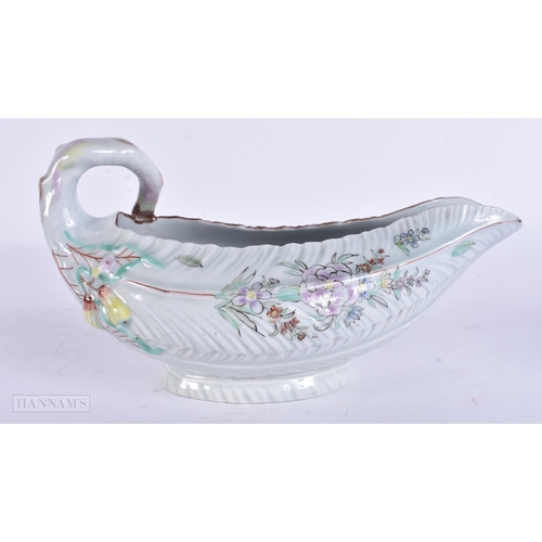 935 - AN 18TH CENTURY WORCESTER PORCELAIN SAUCE BOAT. 18 cm wide.