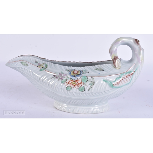 935 - AN 18TH CENTURY WORCESTER PORCELAIN SAUCE BOAT. 18 cm wide.