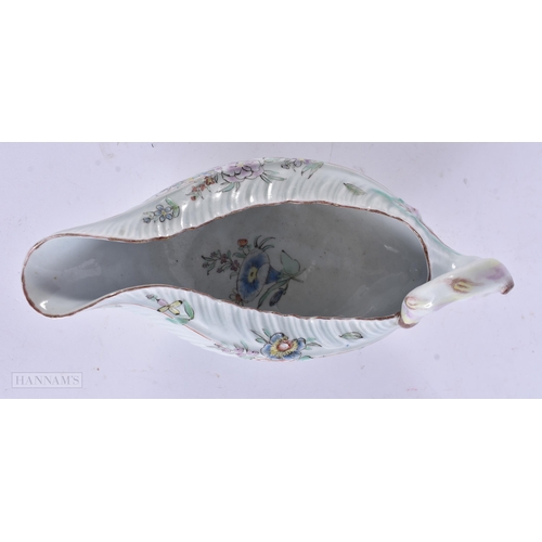935 - AN 18TH CENTURY WORCESTER PORCELAIN SAUCE BOAT. 18 cm wide.