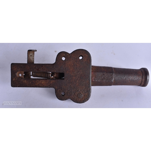 938 - A VERY RARE ANTIQUE CAST IRON PISTOL TRAP together with a smaller antique pistol. Largest 18 cm wide... 