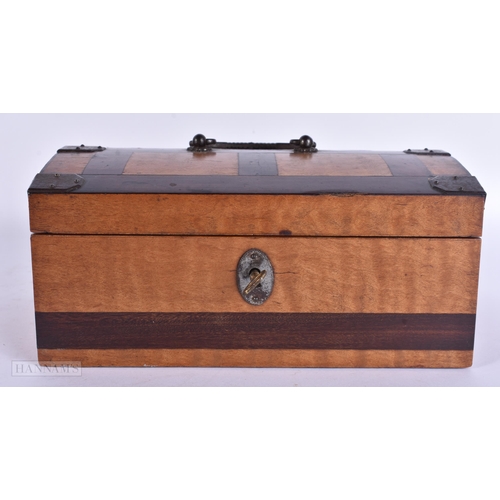 942 - AN ANTIQUE WOODEN BOX. 18 cm x 12 cm.