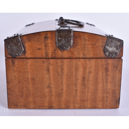 942 - AN ANTIQUE WOODEN BOX. 18 cm x 12 cm.