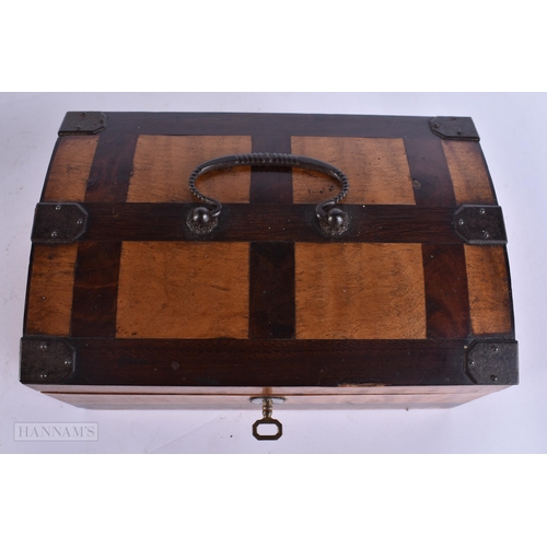 942 - AN ANTIQUE WOODEN BOX. 18 cm x 12 cm.