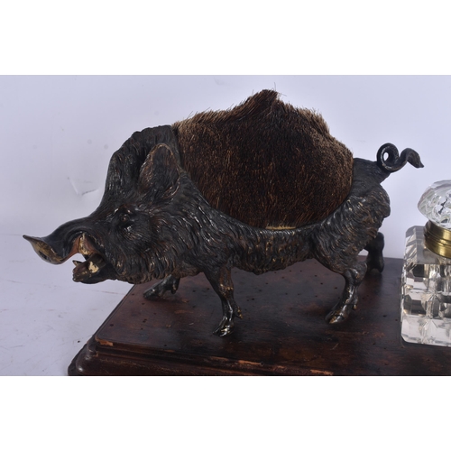 291 - A CHARMING LATE 19TH CENTURY AUSTRIAN COLD PAINTED BRONZE WILD HOG DESK STAND. 26 cm wide.