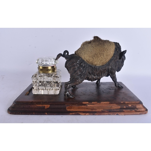 291 - A CHARMING LATE 19TH CENTURY AUSTRIAN COLD PAINTED BRONZE WILD HOG DESK STAND. 26 cm wide.