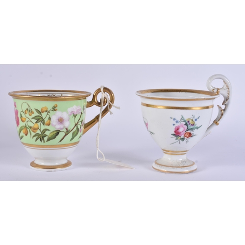 131 - TWO EARLY 19TH CENTURY CHAMBERLAINS WORCESTER CUPS. 8 cm x 10 cm. (2)