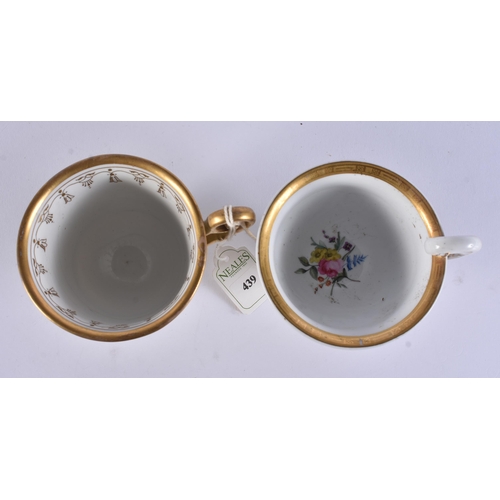 131 - TWO EARLY 19TH CENTURY CHAMBERLAINS WORCESTER CUPS. 8 cm x 10 cm. (2)