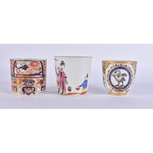 139 - THREE EARLY 19TH CENTURY CHAMBERLAINS WORCESTER CUPS. (3)