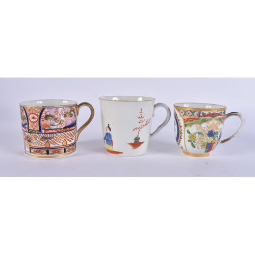 139 - THREE EARLY 19TH CENTURY CHAMBERLAINS WORCESTER CUPS. (3)