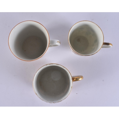 139 - THREE EARLY 19TH CENTURY CHAMBERLAINS WORCESTER CUPS. (3)