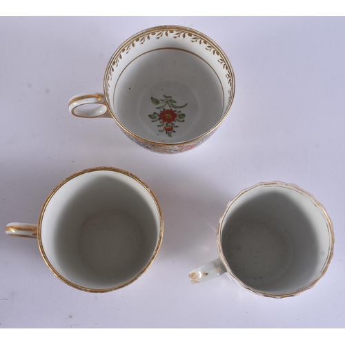 147 - ELEVEN EARLY 19TH CENTURY CHAMBERLAINS WORCESTER CUPS. (11)