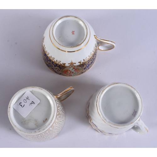 147 - ELEVEN EARLY 19TH CENTURY CHAMBERLAINS WORCESTER CUPS. (11)