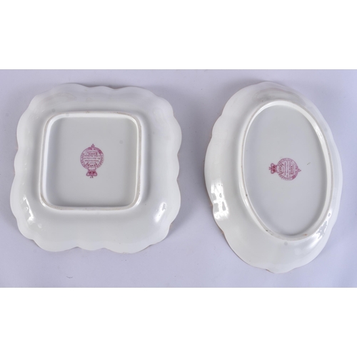 148 - FOUR FINE EARLY 19TH CENTURY COALPORT ARMORIAL PORCELAIN DISHES. Largest 27 cm wide. (4)