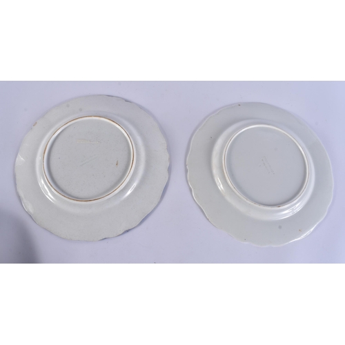 155 - THREE EARLY 19TH CENTURY CHAMBERLAINS & GRAINGERS WORCESTER PLATES. 25 cm wide. (3)
