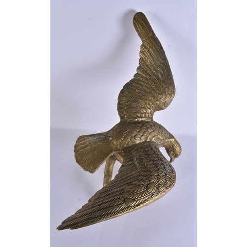 37 - Vintage Brass Eagle Landing On A Branch 5005g. 54 cm x 38 cm.