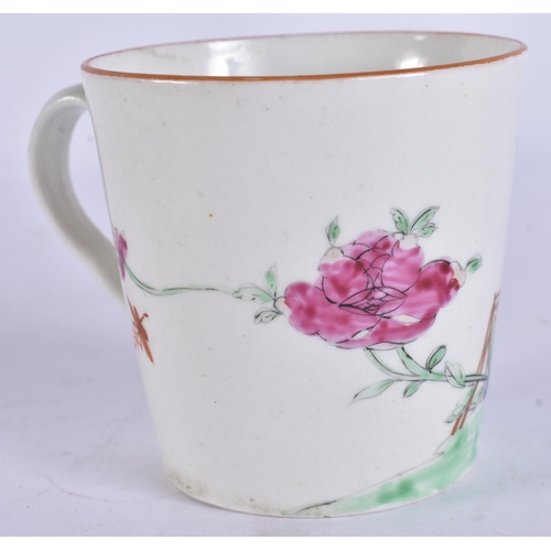 55 - AN UNUSUAL EARLY 19TH CENTURY CHAMBERLAINS WORCESTER CUP AND SAUCER painted in the Chinese Export ma... 