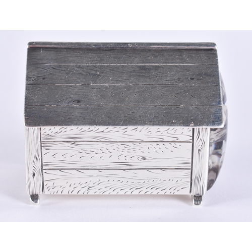 120C - AN EARLY 20TH CENTURY SILVER NOVELTY DOG KENNEL VESTA CASE modelled as a kennel with pitched roof en... 
