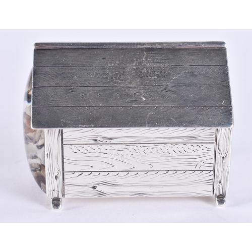 120C - AN EARLY 20TH CENTURY SILVER NOVELTY DOG KENNEL VESTA CASE modelled as a kennel with pitched roof en... 