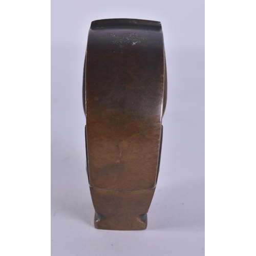 184 - AN UNUSUAL ART DECO BRONZE ELEPHANT PAPERWEIGHT. 8 cm x 6.5 cm.