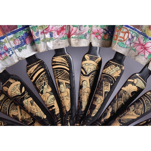 20B - AN UNUSUALLY SMALL EARLY 19TH CENTURY CHINESE EXPORT WATERCOLOUR AND BLACK LACQUER FAN Qing. 32 CM W... 
