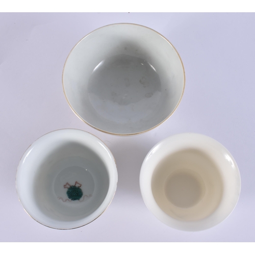 20C - AN 18TH CENTURY CHINESE EXPORT FAMILLE ROSE PORCELAIN BOWL Qianlong, together with two teabowls. Lar... 