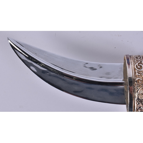 23 - A MIDDLE EASTERN OMANI SILVER CASED JAMBIYA DAGGER. 697 grams overall. 28 cm x 16 cm.
