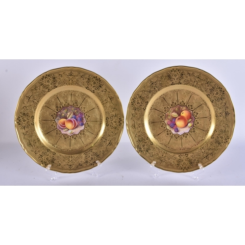 250 - A PAIR OF ROYAL WORCESTER FRUIT PAINTED PORCELAIN PLATES by Reed. 25 cm wide.