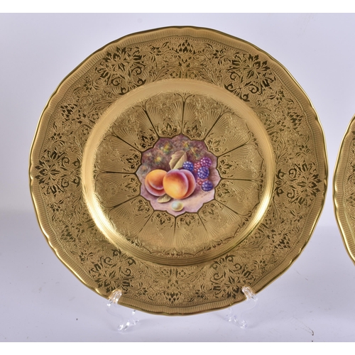 250 - A PAIR OF ROYAL WORCESTER FRUIT PAINTED PORCELAIN PLATES by Reed. 25 cm wide.