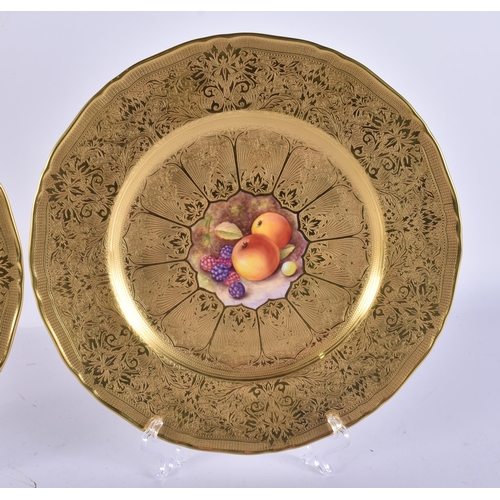 250 - A PAIR OF ROYAL WORCESTER FRUIT PAINTED PORCELAIN PLATES by Reed. 25 cm wide.