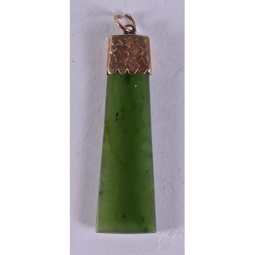 283 - A 9CT GOLD MOUNTED JADE PENDANT. 5 grams. 4.75 cm x 1.25 cm.