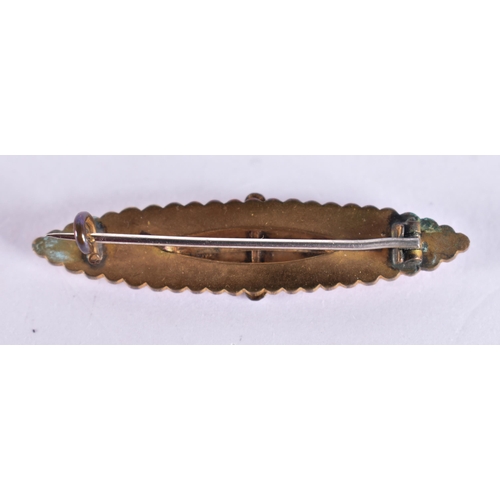 285 - AN ANTIQUE YELLOW METAL BROOCH. 5 grams. 4.5 cm wide.