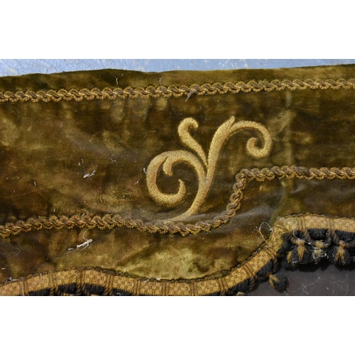 31 - AN EARLY CONTINENTAL EMBROIDERED PELMET TAPESTRY HANGING. 162 cm x 30 cm.