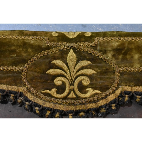 31 - AN EARLY CONTINENTAL EMBROIDERED PELMET TAPESTRY HANGING. 162 cm x 30 cm.