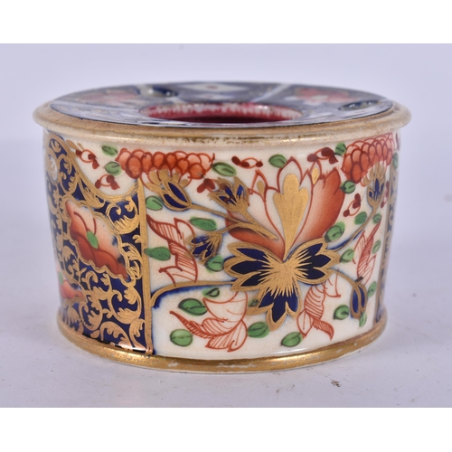 323 - AN EARLY 19TH CENTURY DERBY IMARI PORCELAIN INKWELL. 6.5 cm wide.