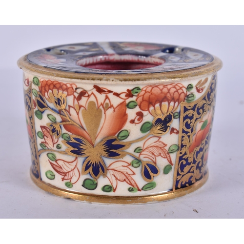 323 - AN EARLY 19TH CENTURY DERBY IMARI PORCELAIN INKWELL. 6.5 cm wide.