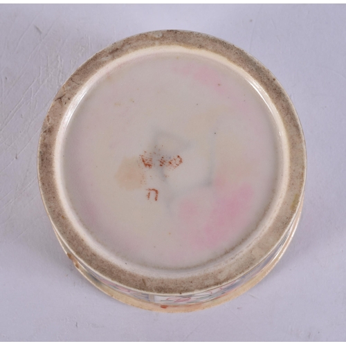 323 - AN EARLY 19TH CENTURY DERBY IMARI PORCELAIN INKWELL. 6.5 cm wide.