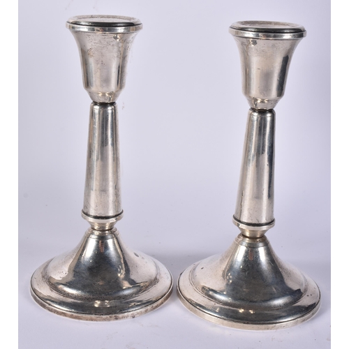 418 - A PAIR OF SILVER CANDLESTICKS. 530 grams overall. 18 cm high.