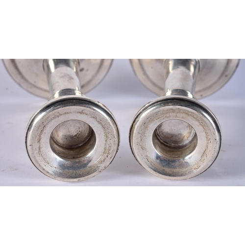 418 - A PAIR OF SILVER CANDLESTICKS. 530 grams overall. 18 cm high.