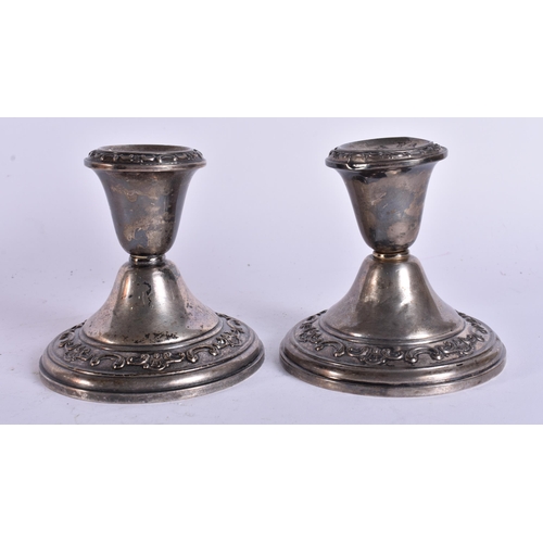 437 - A PAIR OF SILVER CANDLESTICKS. 500 grams overall. 10 cm high.