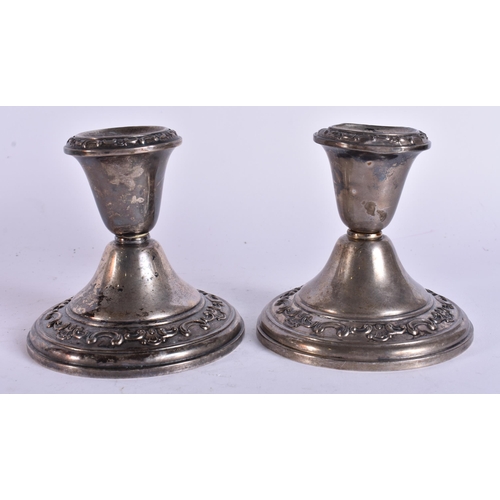 437 - A PAIR OF SILVER CANDLESTICKS. 500 grams overall. 10 cm high.