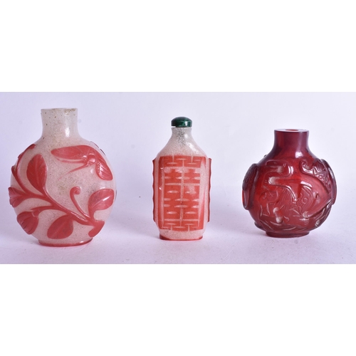 527 - THREE EARLY 20TH CENTURY CHINESE SNUFF BOTTLES. Largest 8.5 cm high. (3)