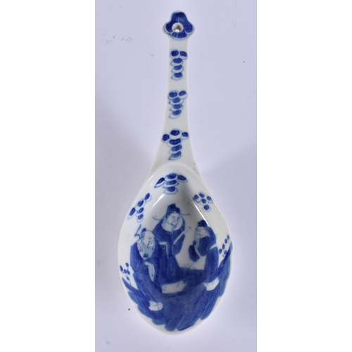 573 - A LARGE 19TH CENTURY CHINESE BLUE AND WHITE PORCELAIN SPOON Qing. 23 cm long.