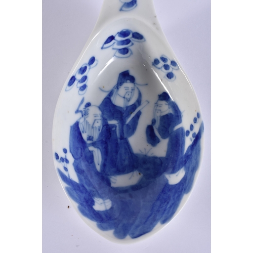 573 - A LARGE 19TH CENTURY CHINESE BLUE AND WHITE PORCELAIN SPOON Qing. 23 cm long.